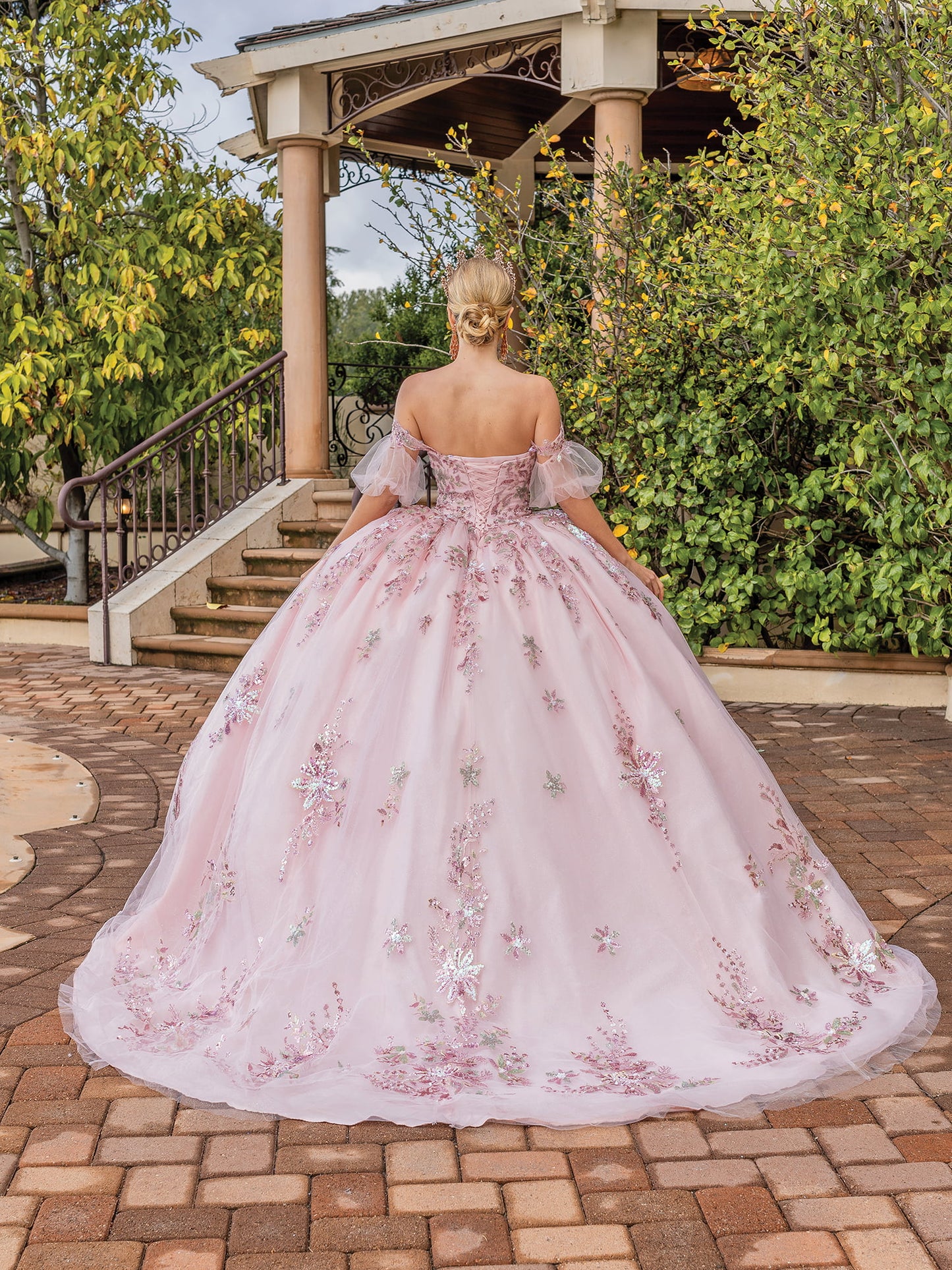 DQ25-1821 ELEGANT SWEETHEART NECKLINE BALL GOWN WITH BEADED EMBELLISHMENTS