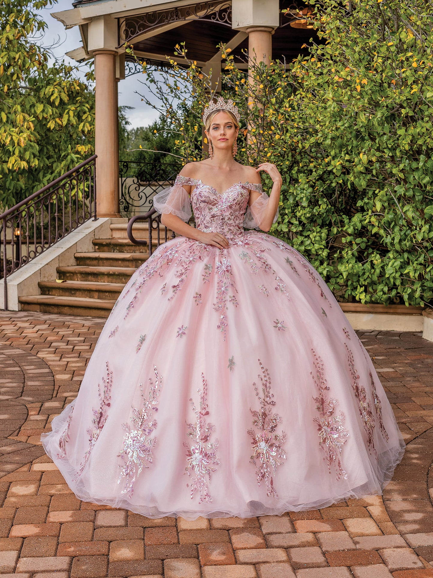 DQ25-1821 ELEGANT SWEETHEART NECKLINE BALL GOWN WITH BEADED EMBELLISHMENTS